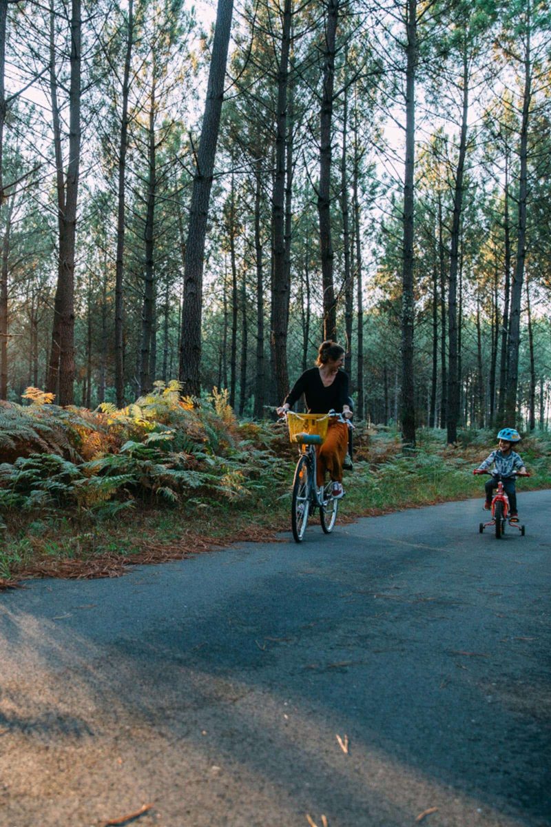 Vélo en famille sur une piste dans les Landes l'hiver
