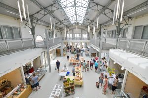 Marché traditionnel et fermier en musique