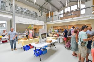 Marché traditionnel et fermier en musique