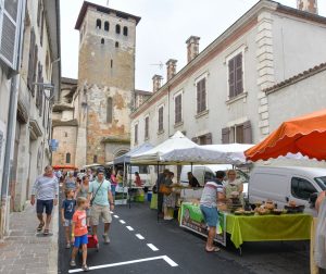 Marché traditionnel et fermier en musique