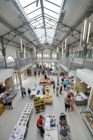 Marché traditionnel et fermier en musique