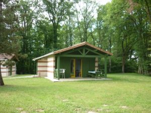 Sur le Parc touristique de la chêneraie « La Primevère » agréable location pour touristes ou curistes