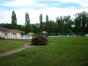 Sur le Parc touristique de la chêneraie « La Primevère » agréable location pour touristes ou curistes