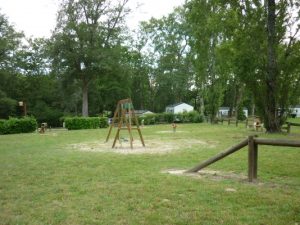 Sur le Parc touristique de la chêneraie « La Primevère » agréable location pour touristes ou curistes