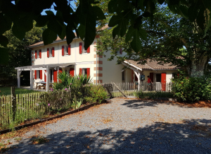 Grande maison entre lac et forêt