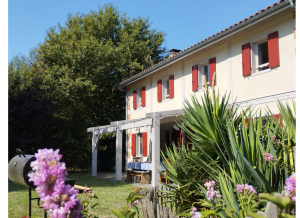 Grande maison entre lac et forêt