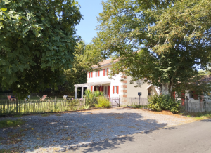 Grande maison entre lac et forêt