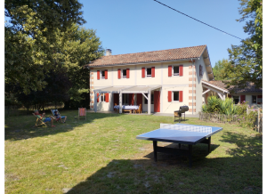 Grande maison entre lac et forêt