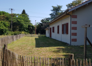 Grande maison entre lac et forêt