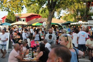 Repas au Marché des Producteurs de Pays à Biscarrosse-Ville